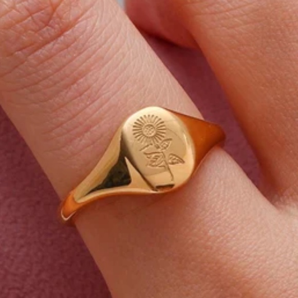 🌻Sunflower Signet Ring🌻 - Picture 2 of 3